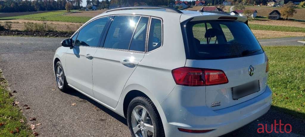 2017' Volkswagen Golf photo #4