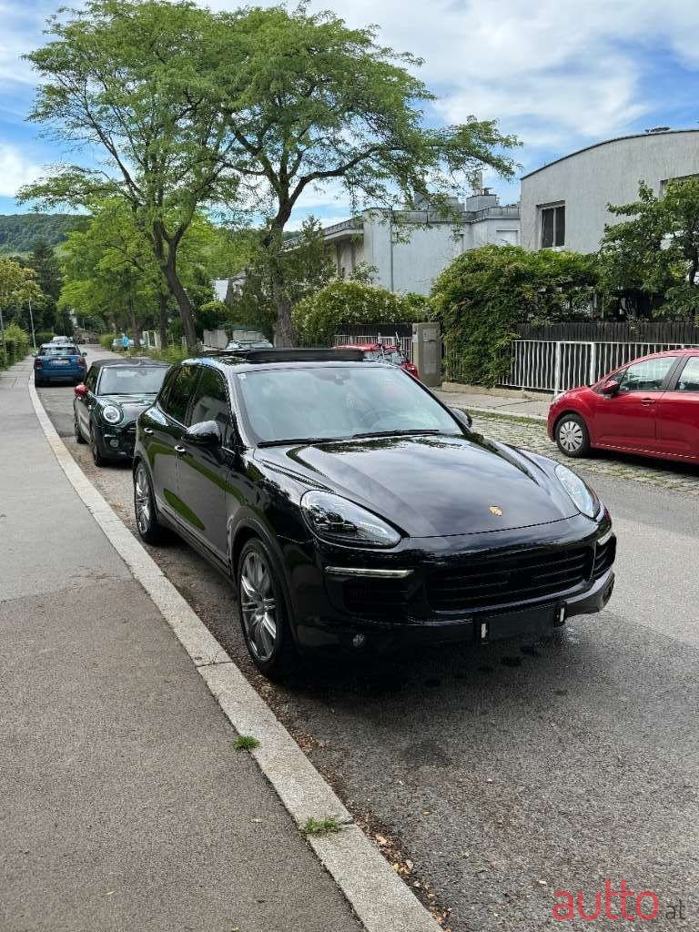 2017' Porsche Cayenne photo #2