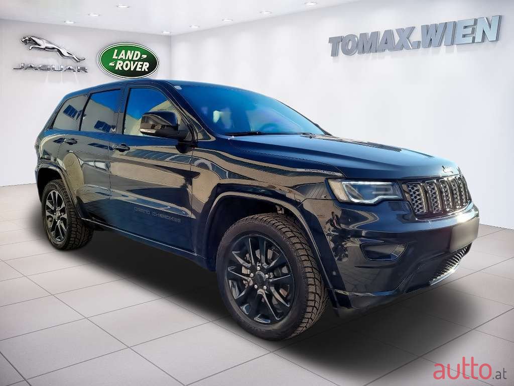 2017' Jeep Grand Cherokee photo #3