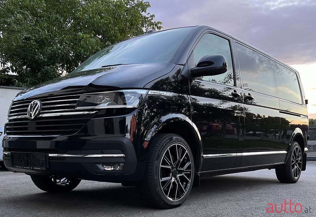 2023' Volkswagen Caravelle photo #2