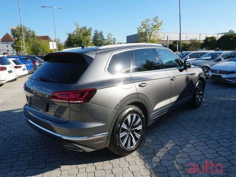 2021' Volkswagen Touareg photo #4