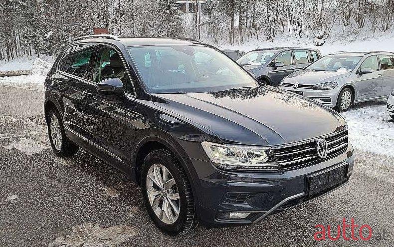 2017' Volkswagen Tiguan photo #3
