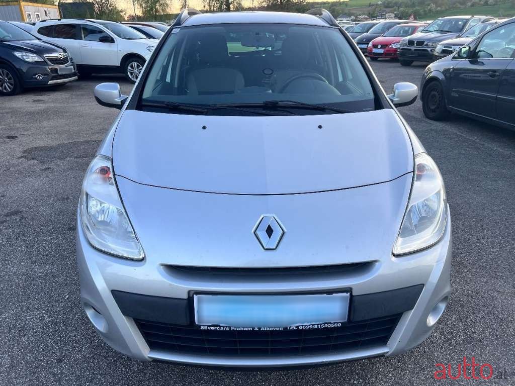 2011' Renault Clio photo #2