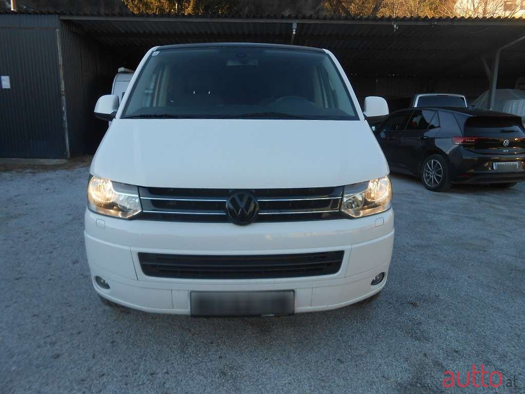 2011' Volkswagen Caravelle photo #2
