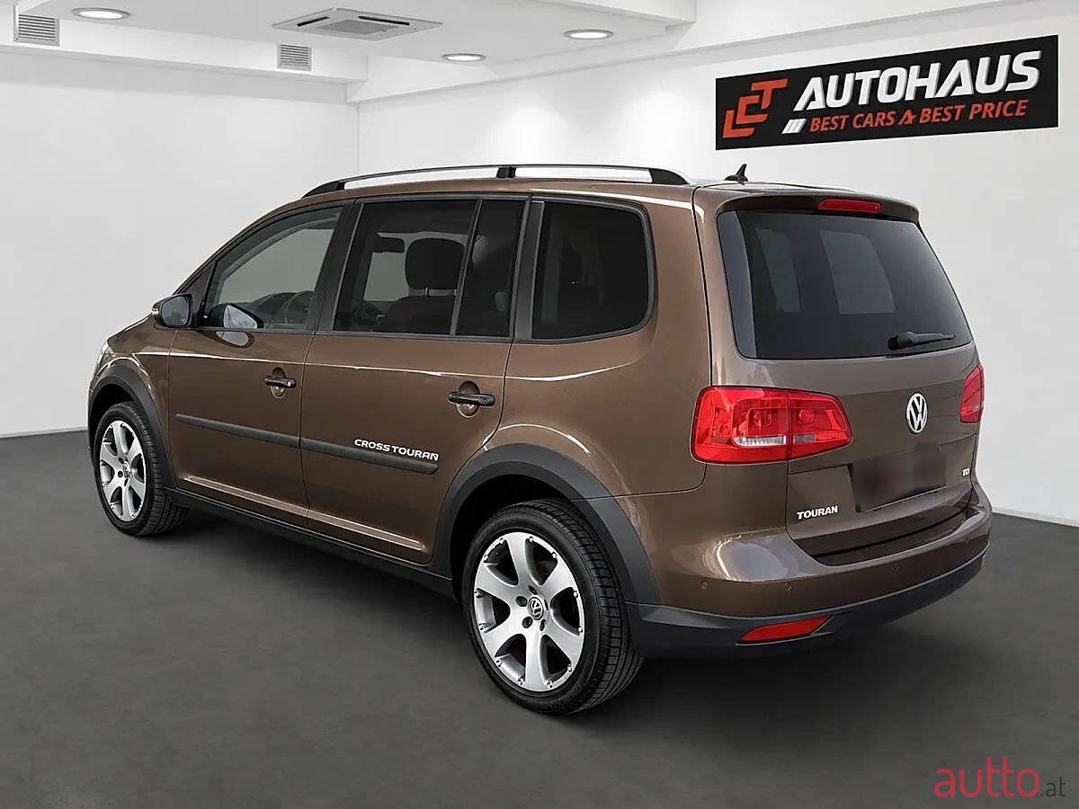 2012' Volkswagen Touran photo #3