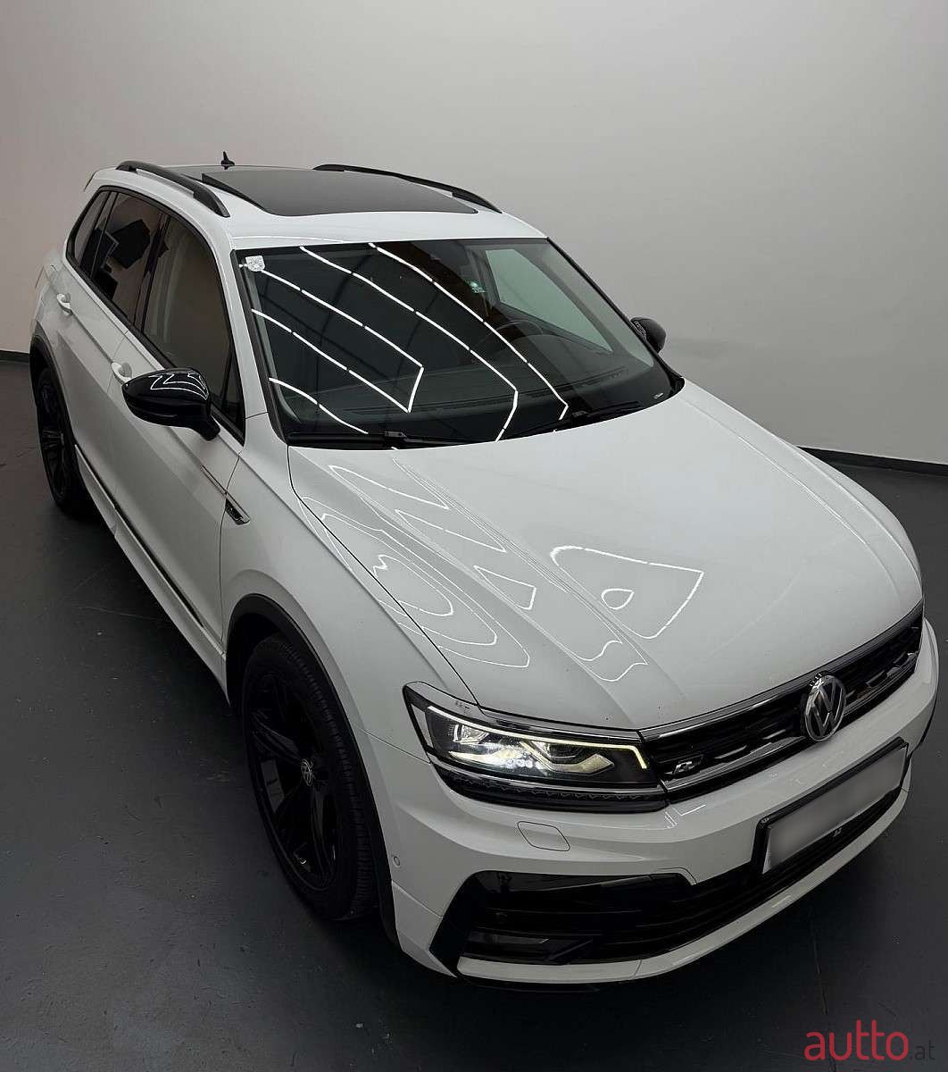 2018' Volkswagen Tiguan photo #2