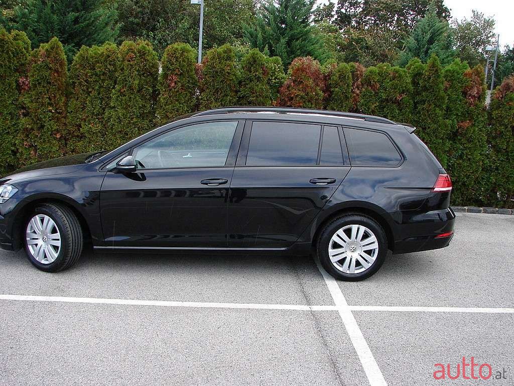 2019' Volkswagen Golf photo #2