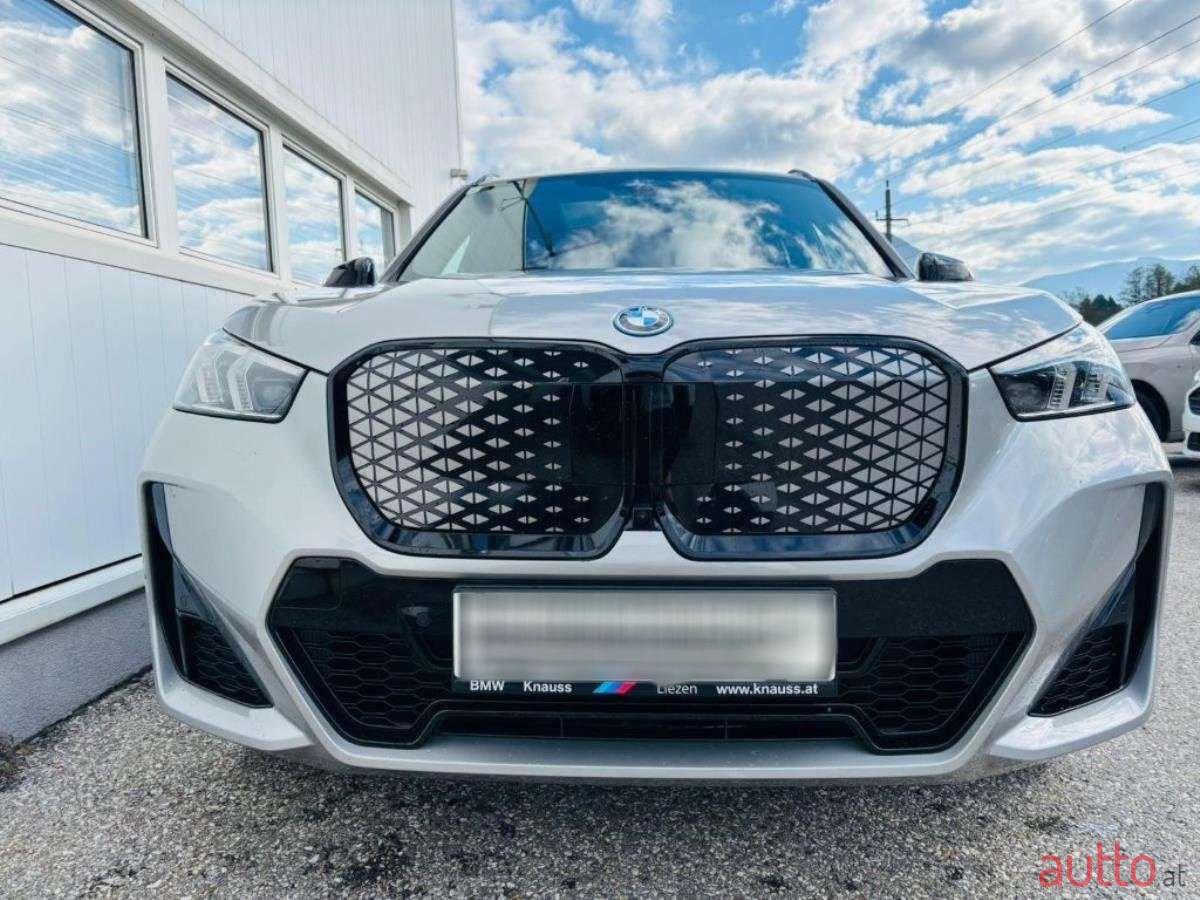 2023' BMW iX1 photo #3