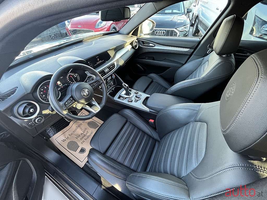 2022' Alfa Romeo Stelvio photo #5