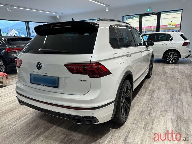 2024' Volkswagen Tiguan photo #3