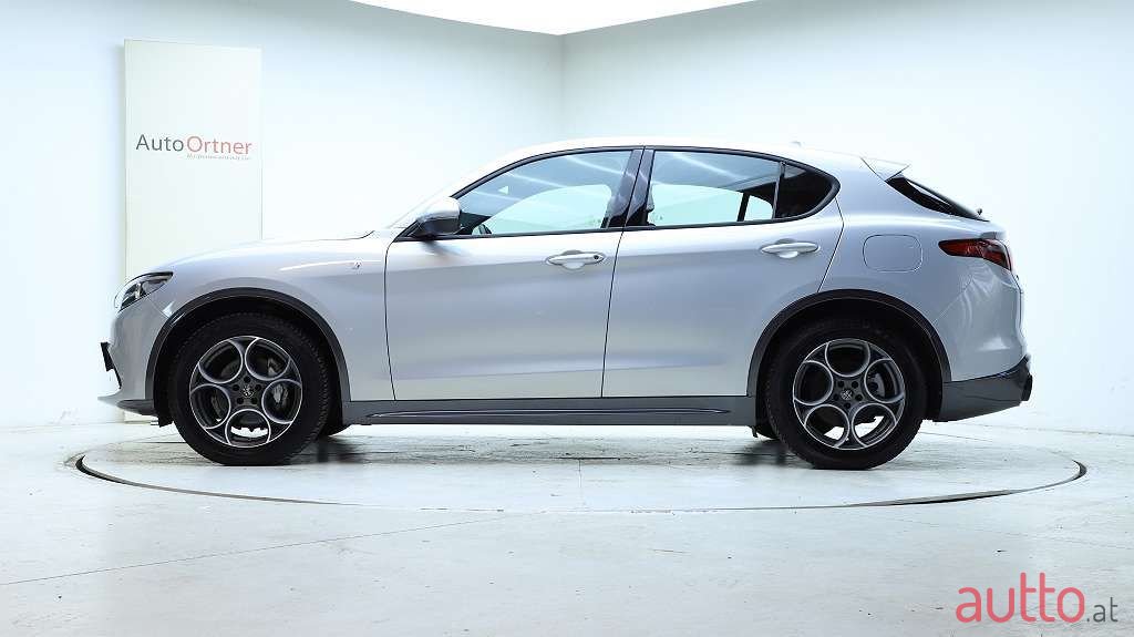 2022' Alfa Romeo Stelvio photo #3