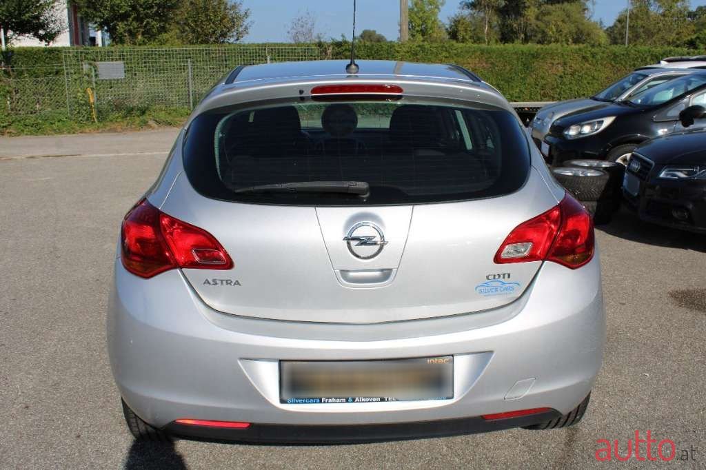 2013' Opel Astra photo #6