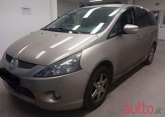2006' Mitsubishi Grandis photo #1