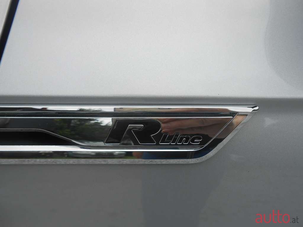 2020' Volkswagen Touareg photo #5