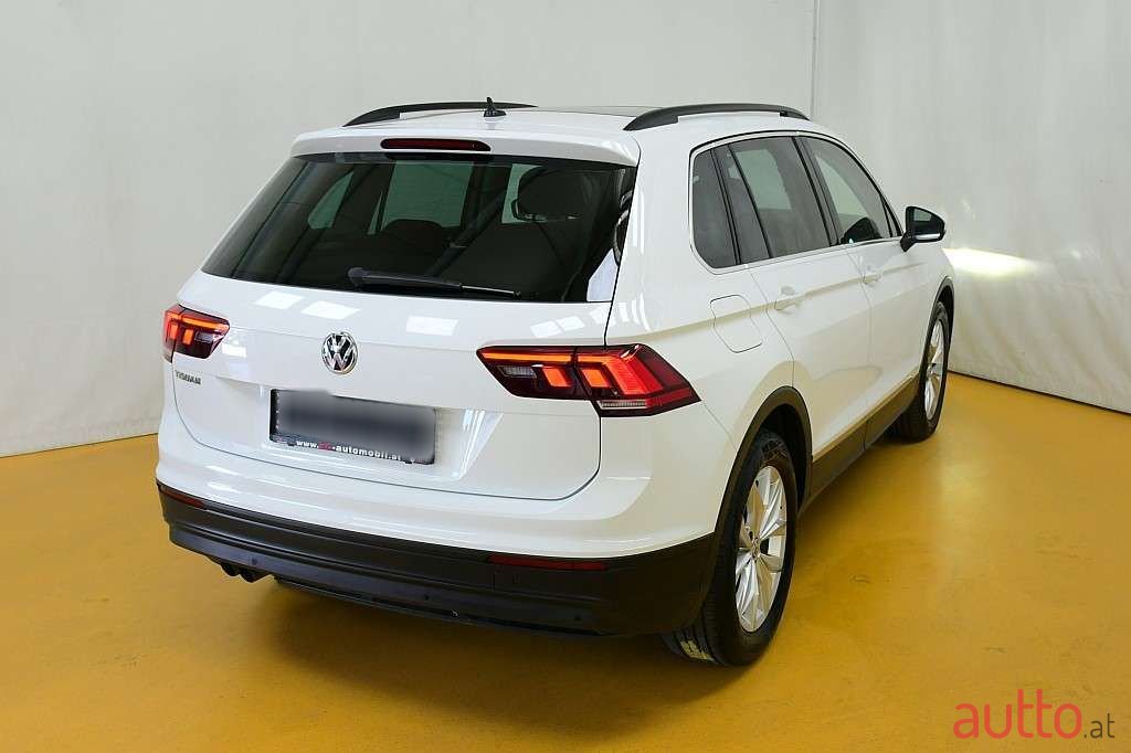 2020' Volkswagen Tiguan photo #3