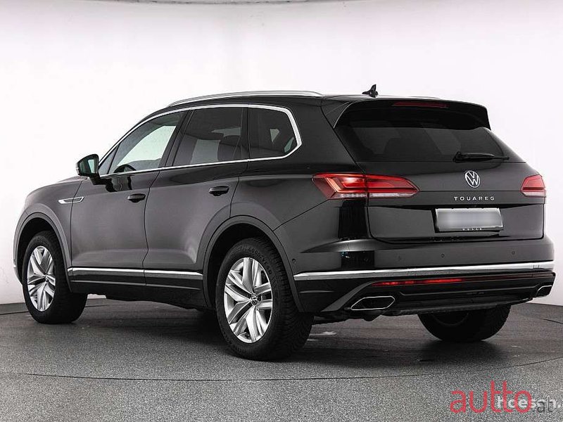 2023' Volkswagen Touareg photo #4