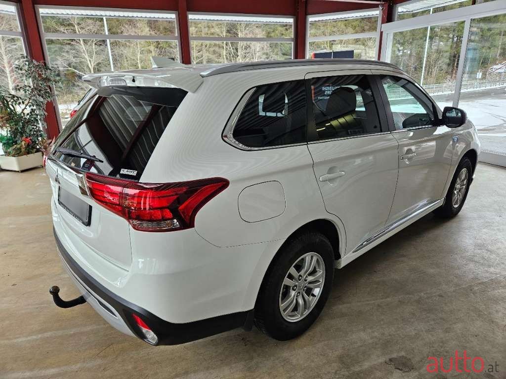 2020' Mitsubishi Outlander photo #1