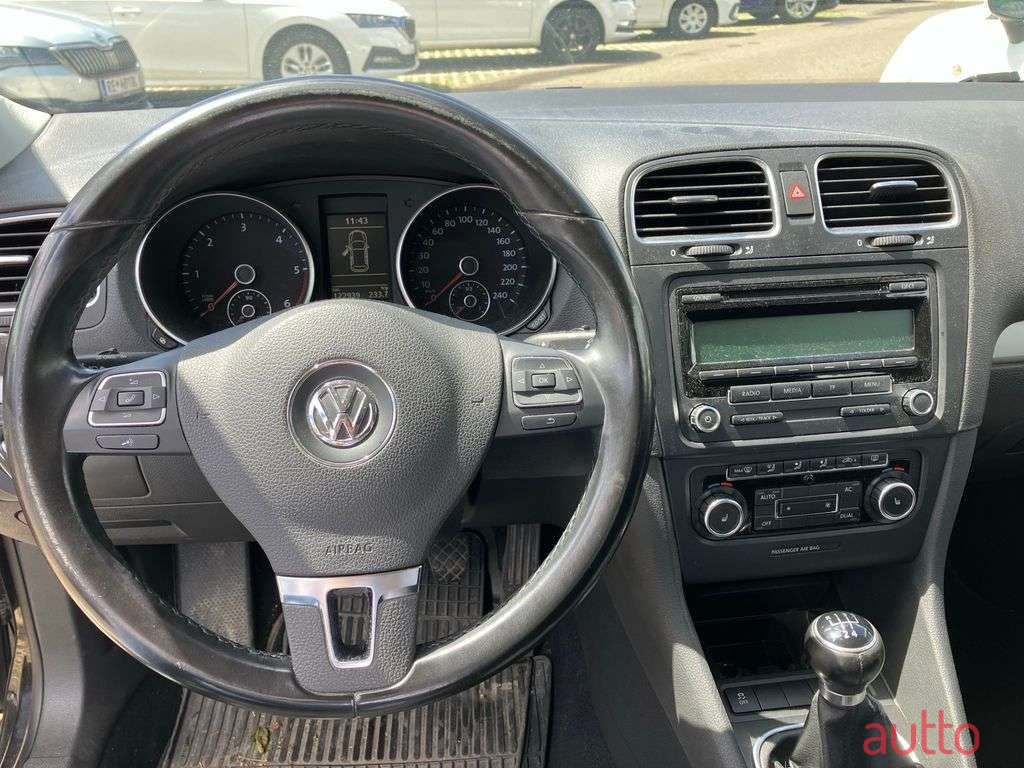 2010' Volkswagen Golf photo #4