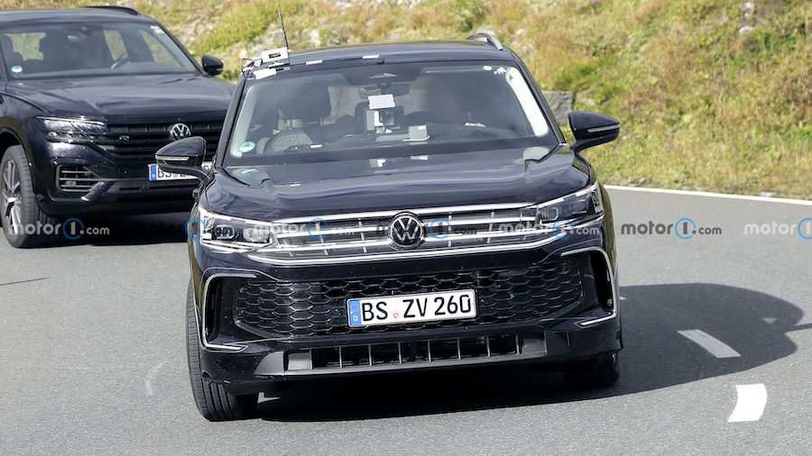 Next-Gen VW Tiguan Spied Testing Together With Touareg R