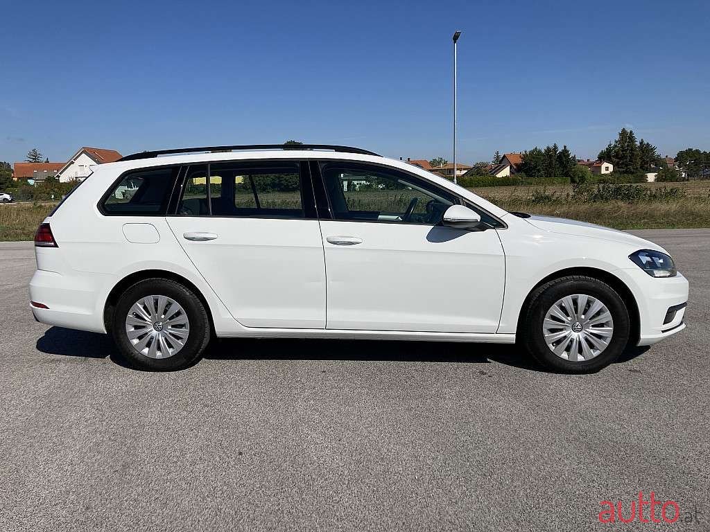 2019' Volkswagen Golf photo #3