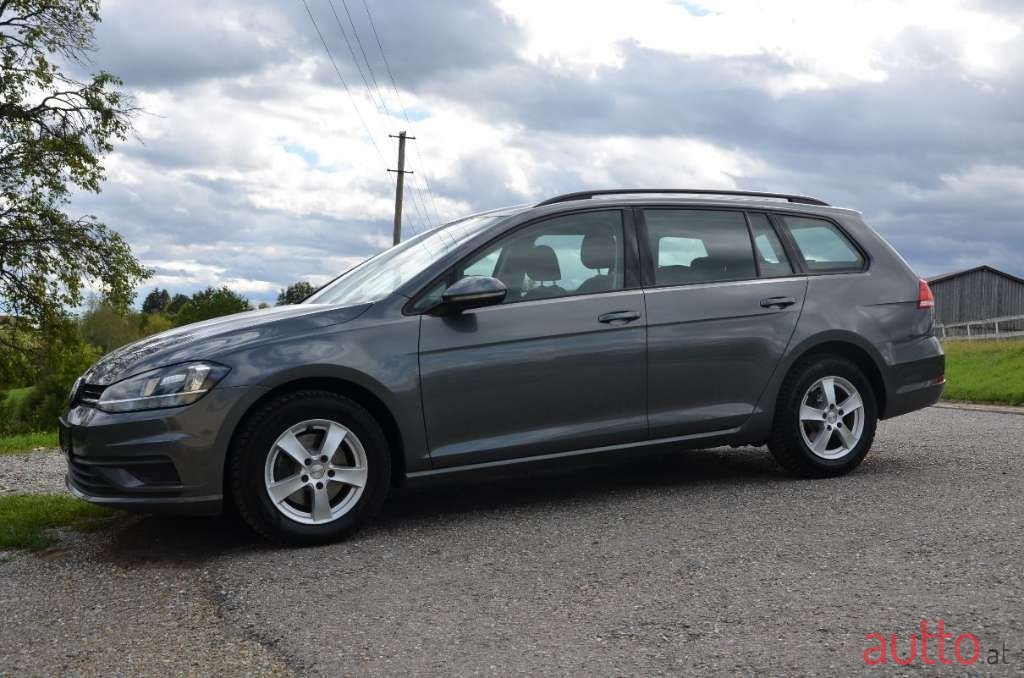 2018' Volkswagen Golf photo #2