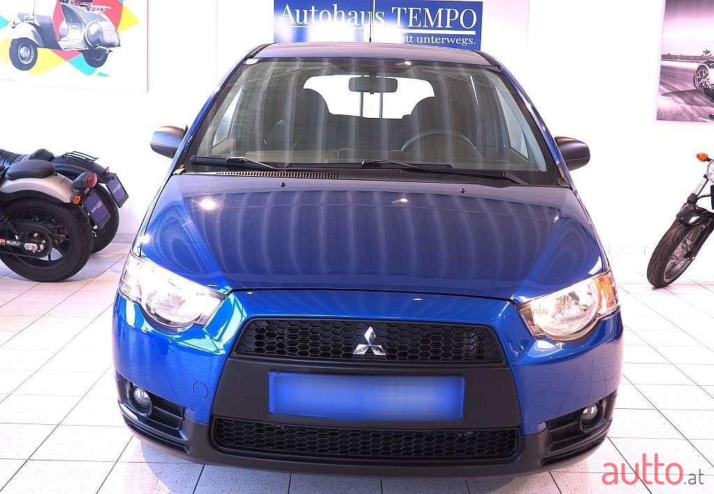 2009' Mitsubishi Colt photo #2