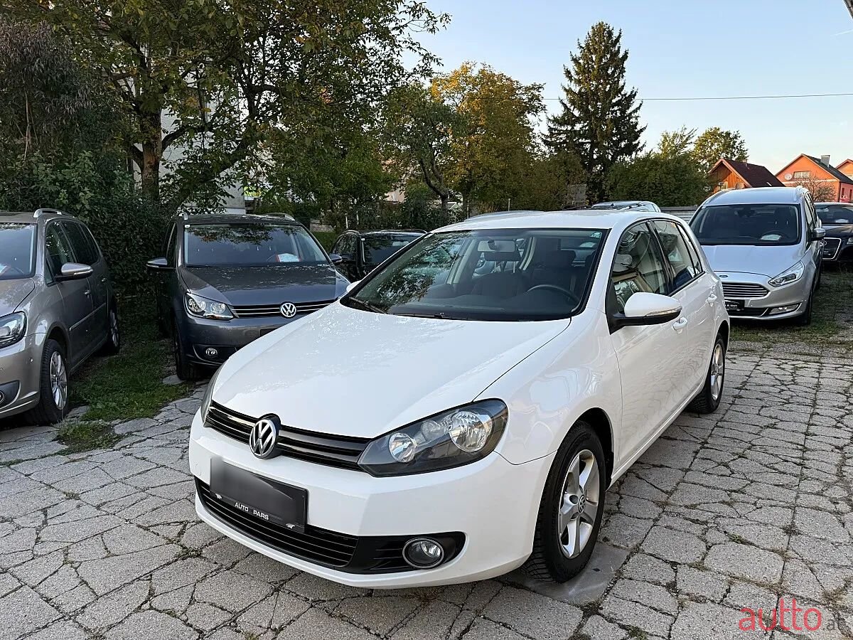 2011' Volkswagen Golf photo #1