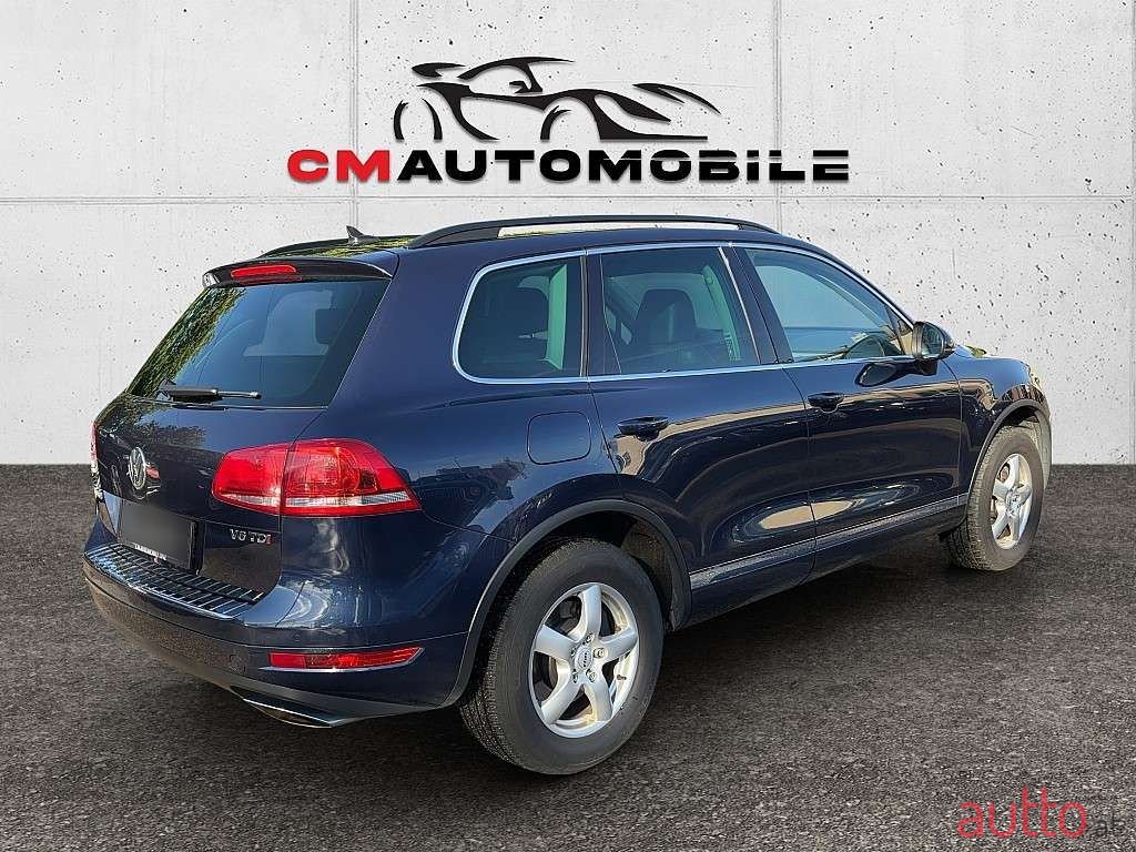 2012' Volkswagen Touareg photo #5