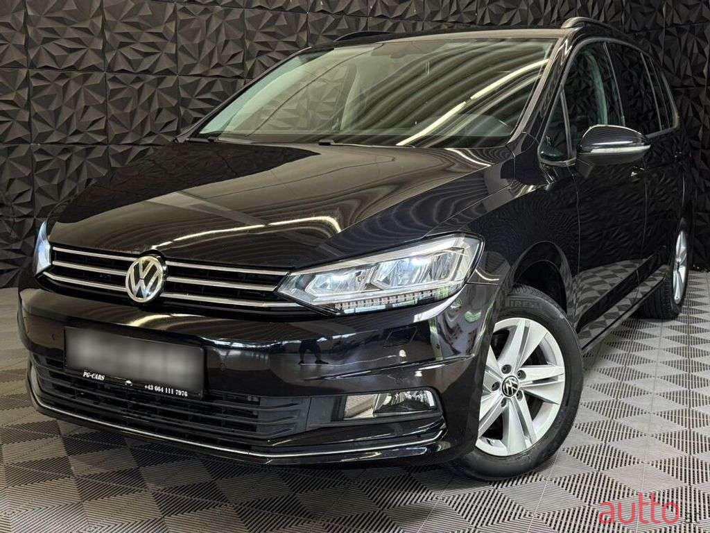 2020' Volkswagen Touran photo #2