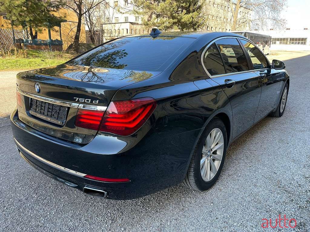2013' BMW 7Er-Reihe photo #5