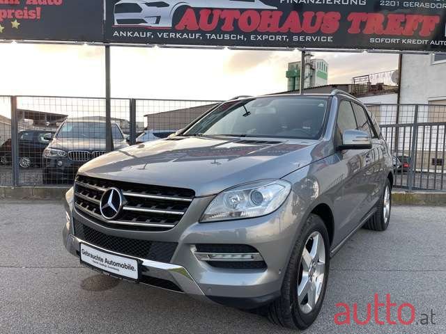 2011' Mercedes-Benz M-Klasse photo #2