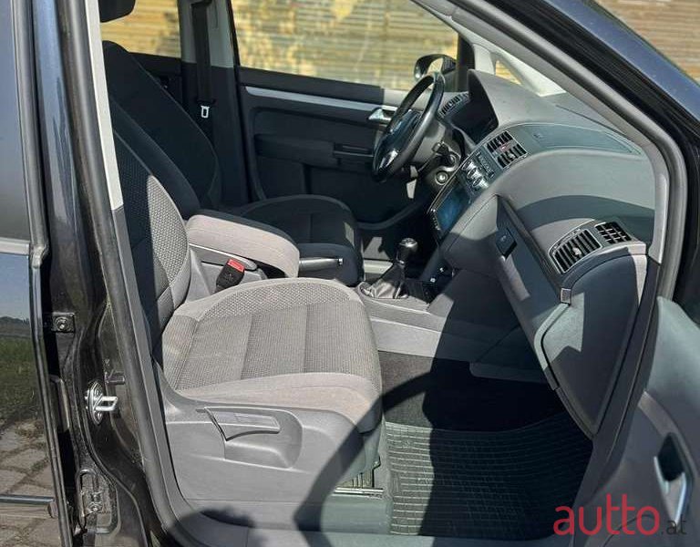 2013' Volkswagen Touran photo #6