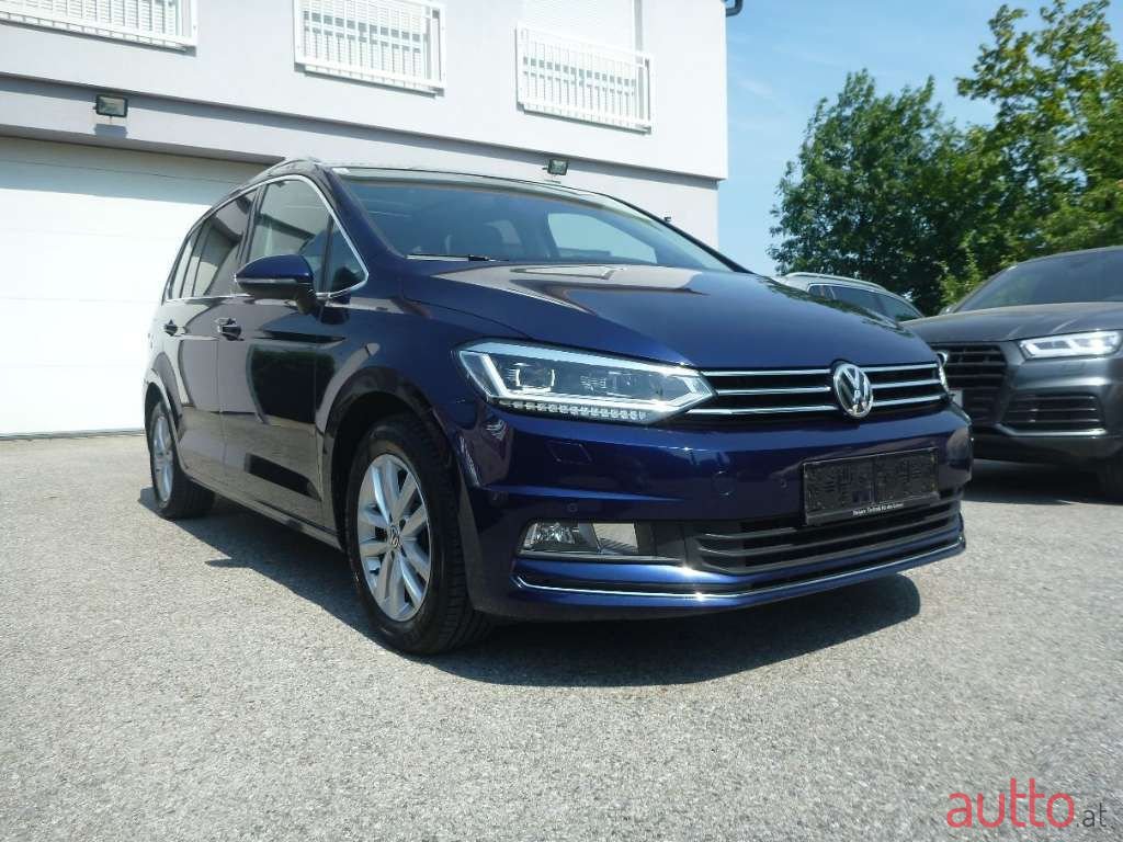 2017' Volkswagen Touran photo #3