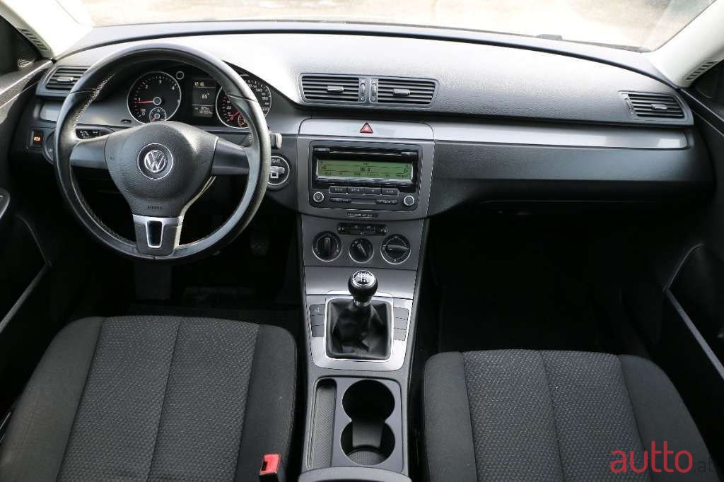 2009' Volkswagen Passat photo #6
