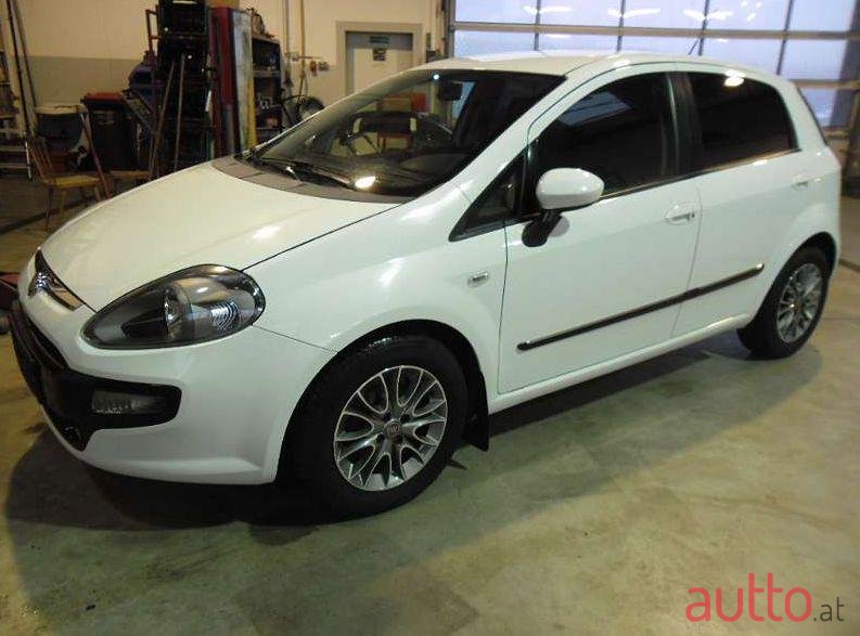 2011' Fiat Punto photo #1