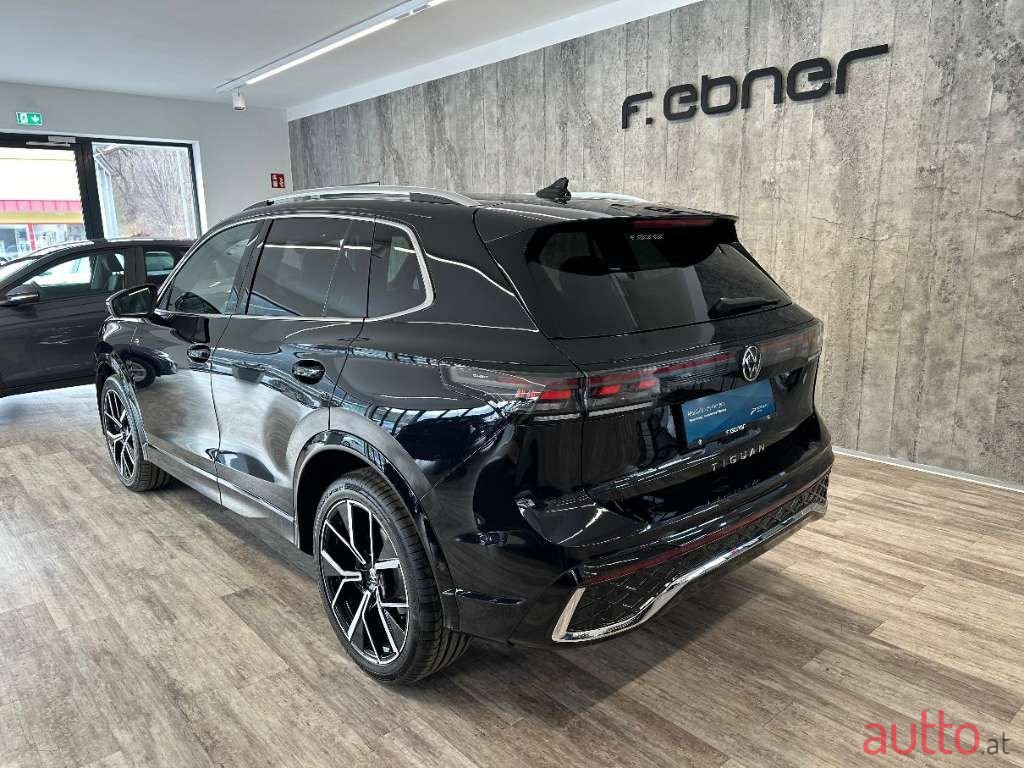 2023' Volkswagen Tiguan photo #4