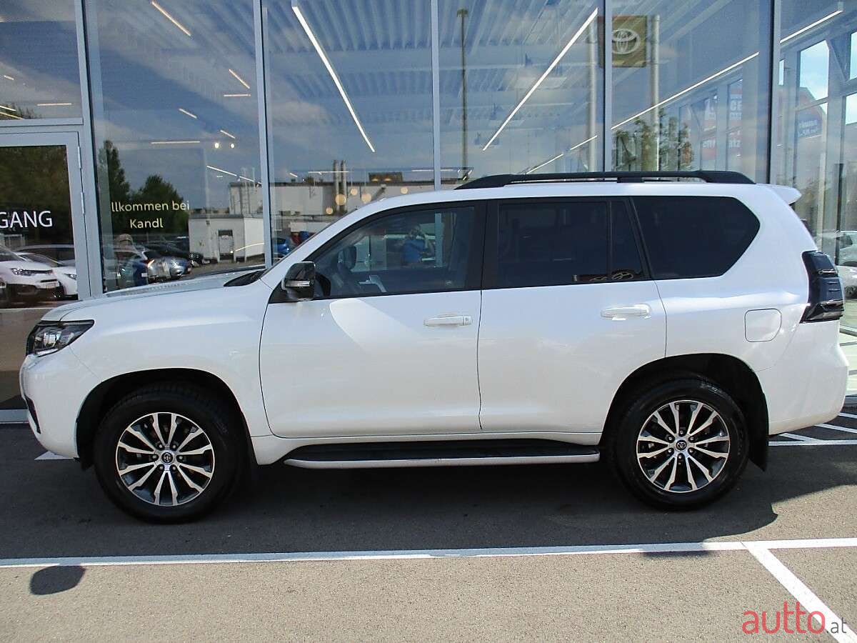 2022' Toyota Land Cruiser photo #4