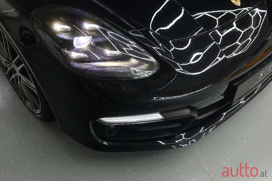 2018' Porsche Panamera photo #5