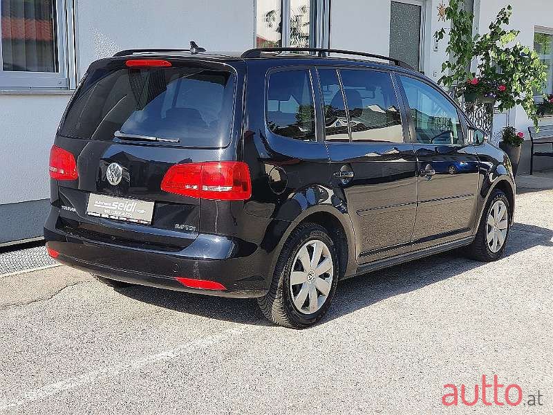 2011' Volkswagen Touran photo #3