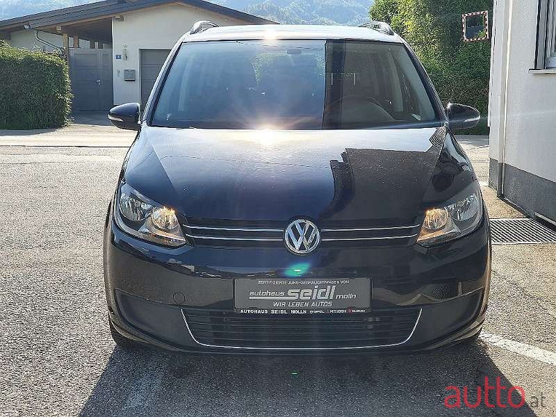 2011' Volkswagen Touran photo #5