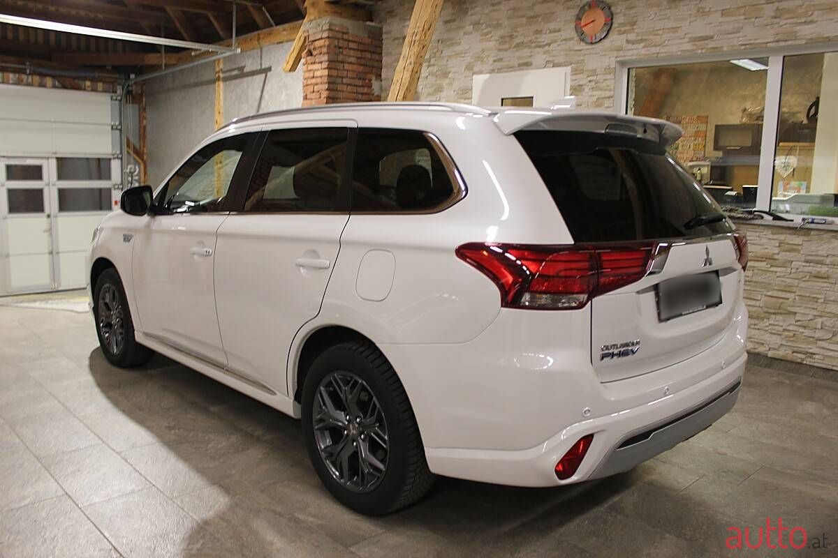 2020' Mitsubishi Outlander photo #6