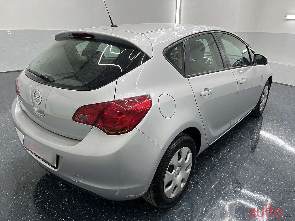 2010' Opel Astra photo #5