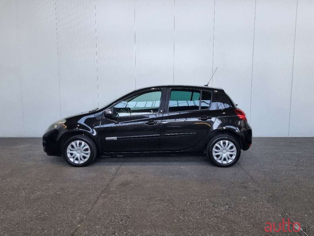 2011' Renault Clio photo #3