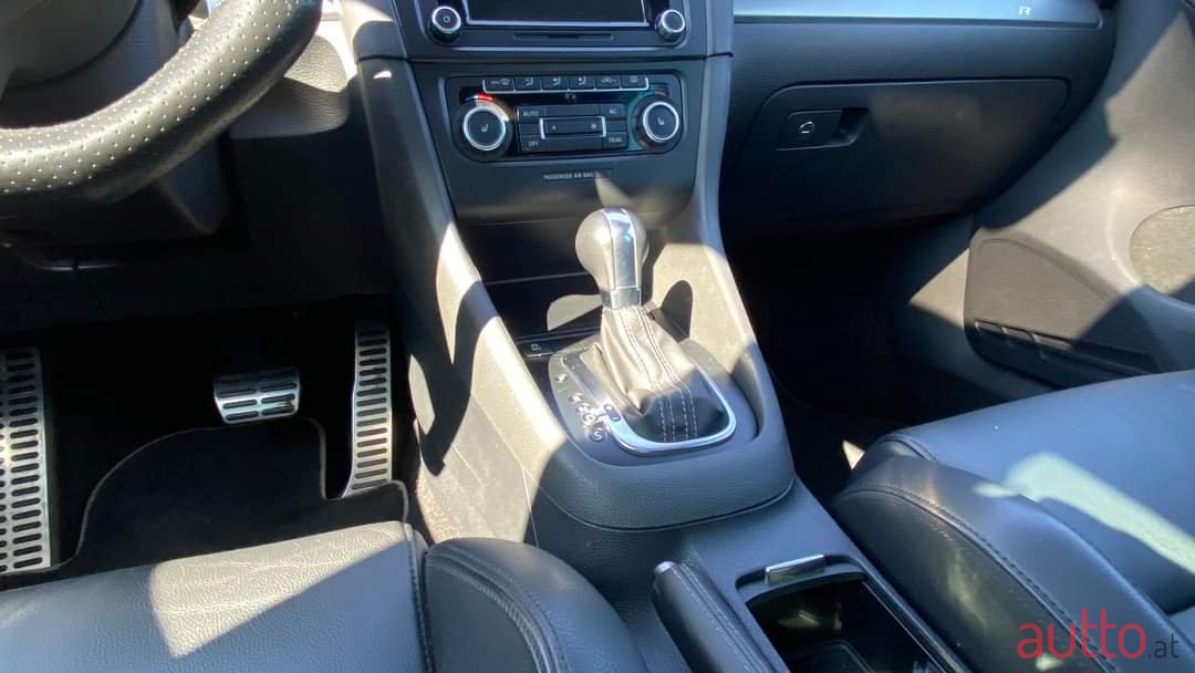 2010' Volkswagen Golf R photo #7