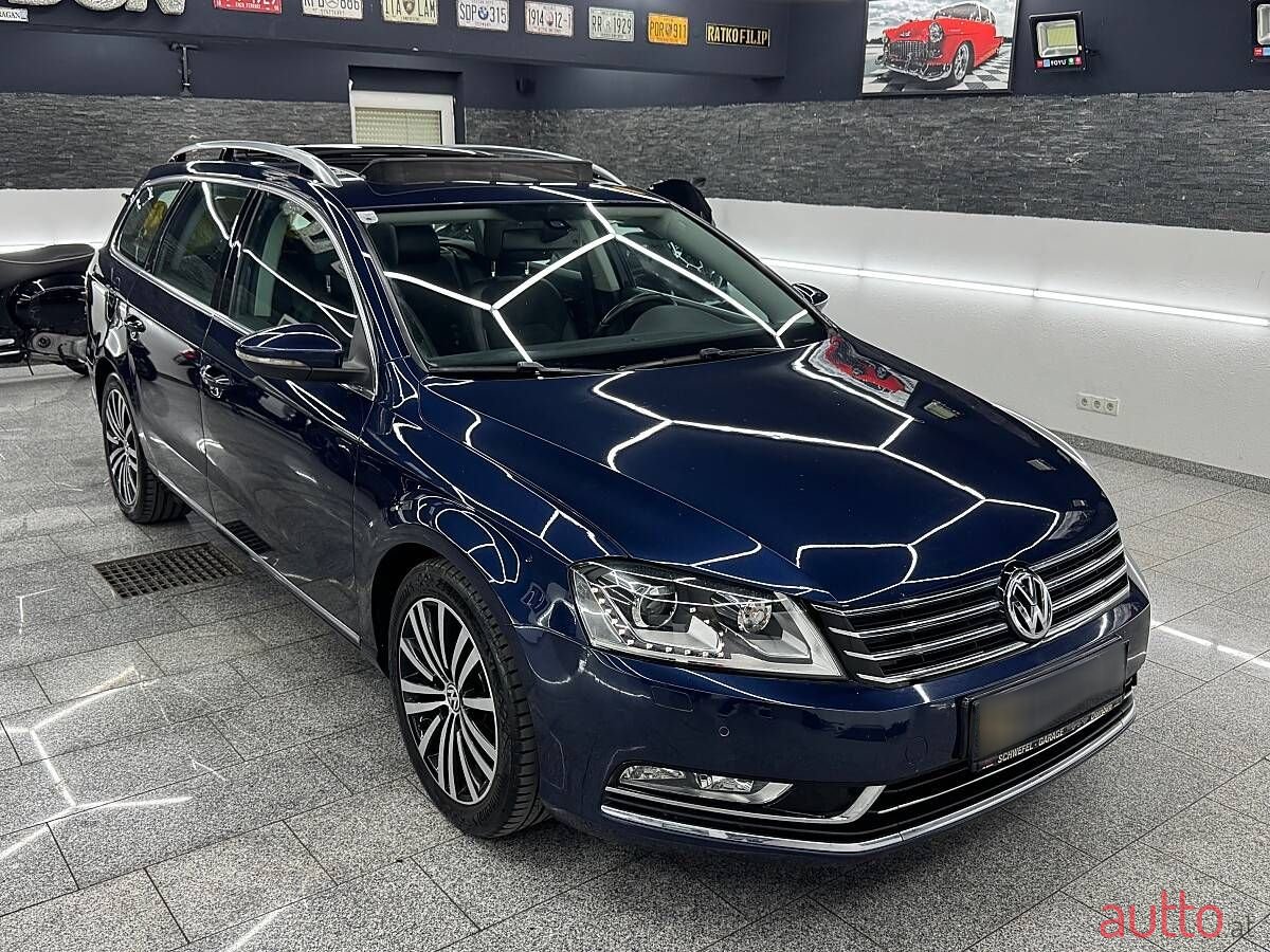 2011' Volkswagen Passat photo #2