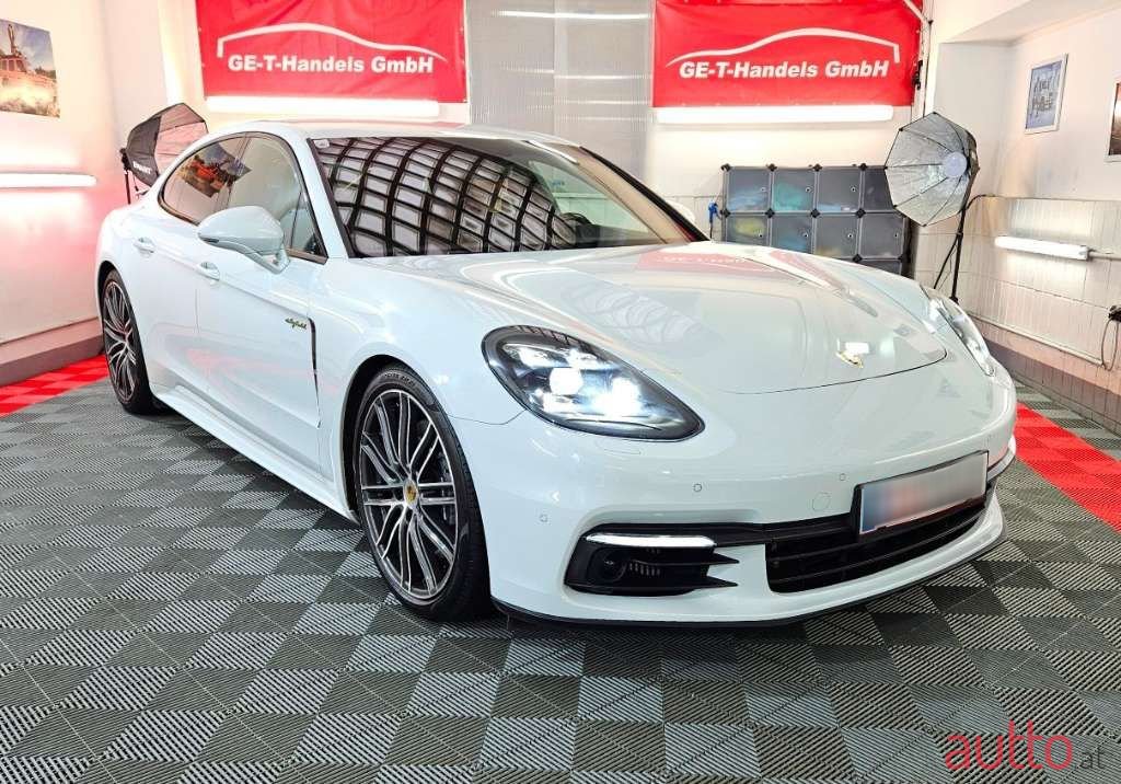 2017' Porsche Panamera photo #5