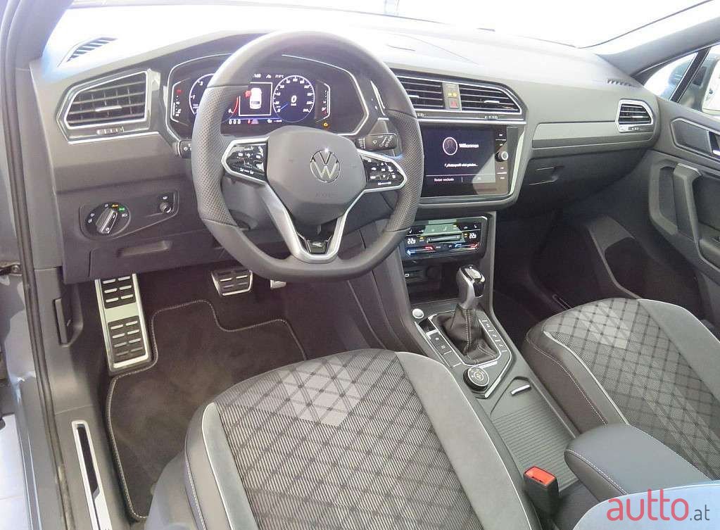 2023' Volkswagen Tiguan photo #4