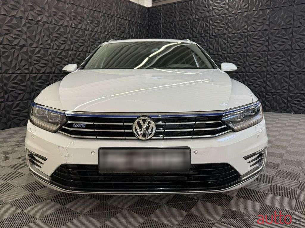 2017' Volkswagen Passat photo #5