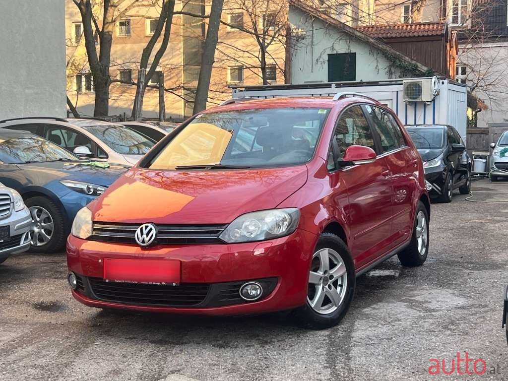 2011' Volkswagen Golf photo #1