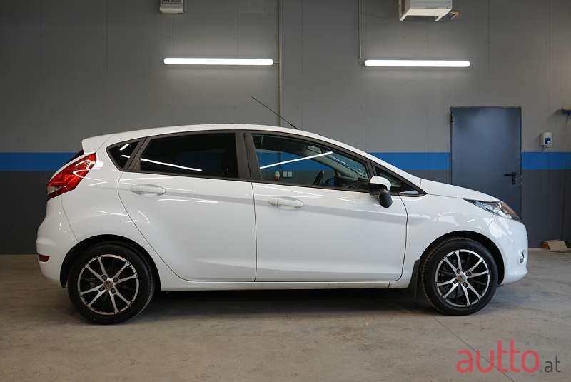 2011' Ford Fiesta photo #2